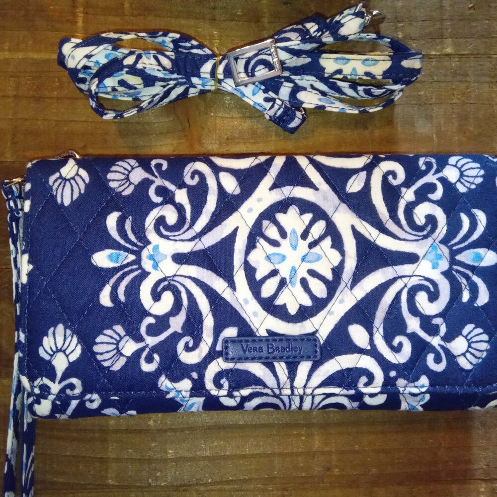 Vera Bradley RFID 3-in-1 Crossbody Bag in Steel Blue Medallion print